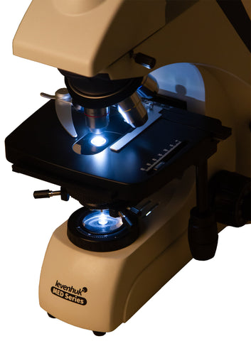 Microscopio trinocular digital Levenhuk MED D30T